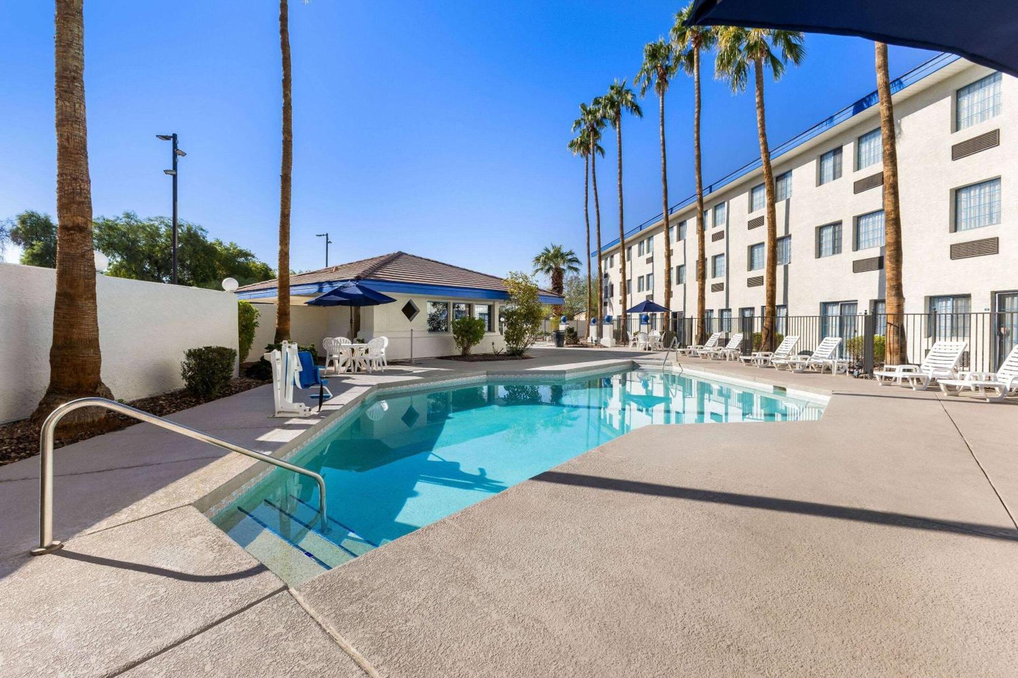 Days Inn & Suites By Wyndham Mesa Near Phoenix Exterior foto