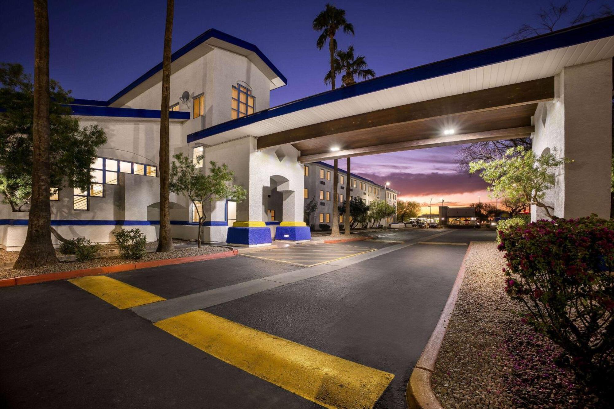 Days Inn & Suites By Wyndham Mesa Near Phoenix Exterior foto
