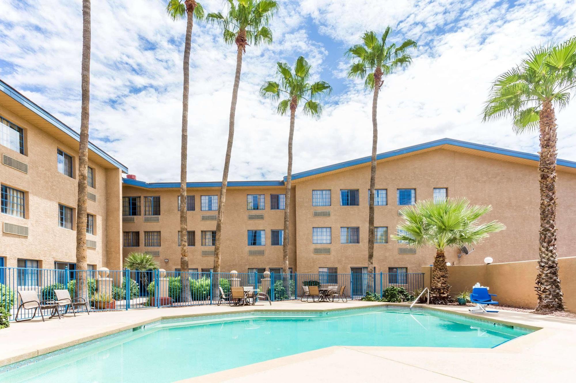 Days Inn & Suites By Wyndham Mesa Near Phoenix Exterior foto